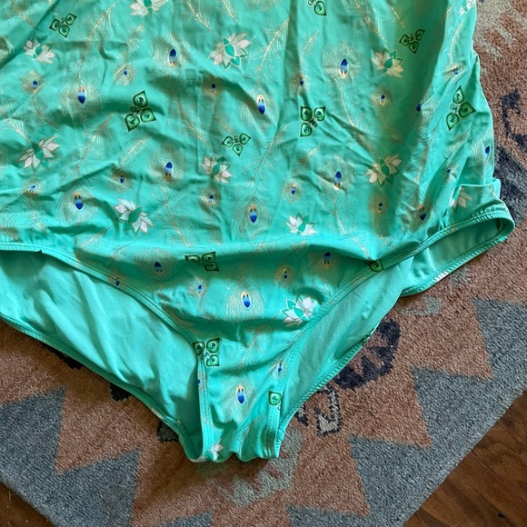 her universe rare Disney Aladdin Jasmine Peacock Swimsuit Plus Size - Picture 3 of 8